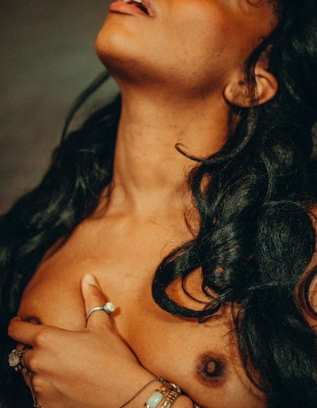 Anjuli onlyfans model photo