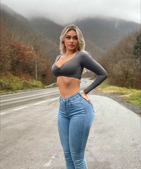 Uresa Zogu onlyfans boobs