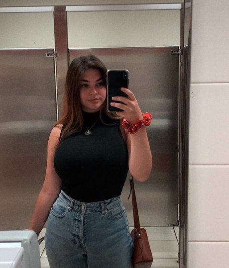 Sarah Lynne Marie onlyfans boobs