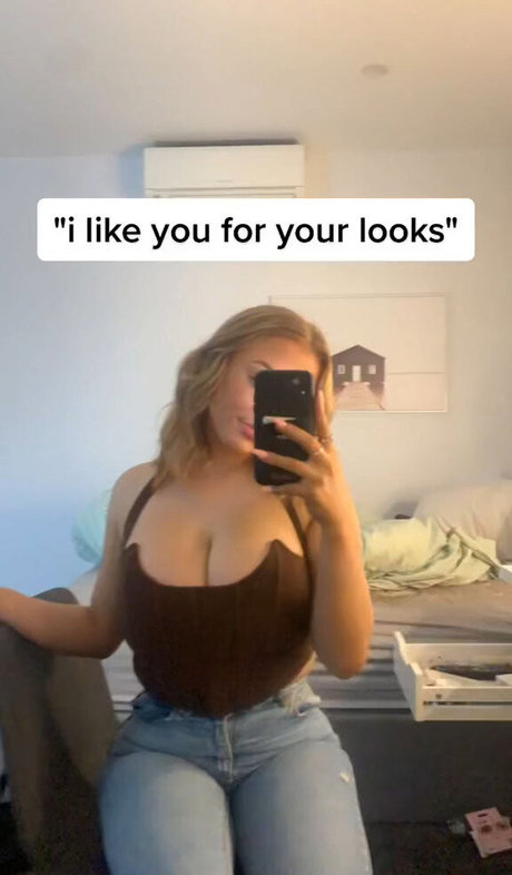 Charlotte Page desnuda onlyfans