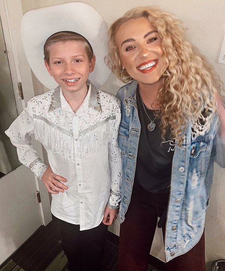 Caroline Wall onlyfans leak ass