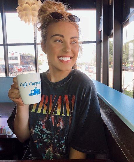 Caroline Wall onlyfans leaked tits