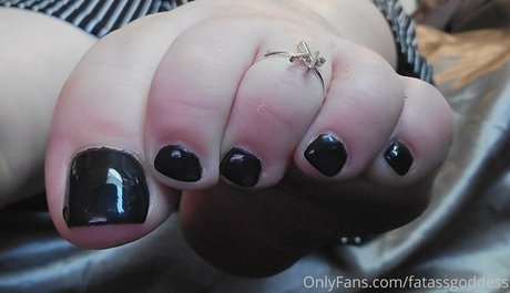 fatassgoddess onlyfans star