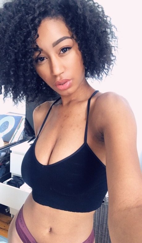 Nia Simone onlyfans picture