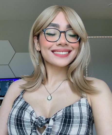 honeebelle onlyfans leaks.