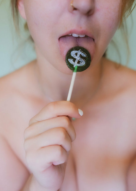 sarahtheslutfree onlyfans model photo