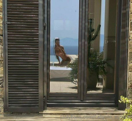 tallgirl onlyfans top snap