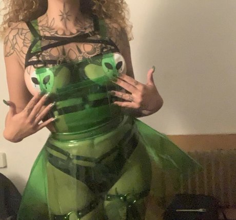 Edin Kary naked onlyfans pics