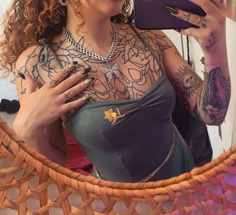 Edin Kary onlyfans lesk