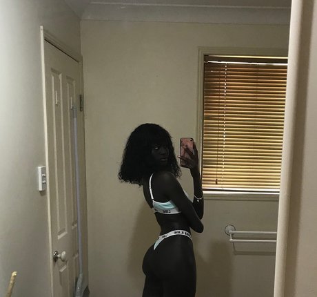 Anyang Deng onlyfans photos