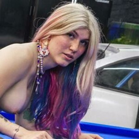 blonde kitty onlyfans pornos depiction