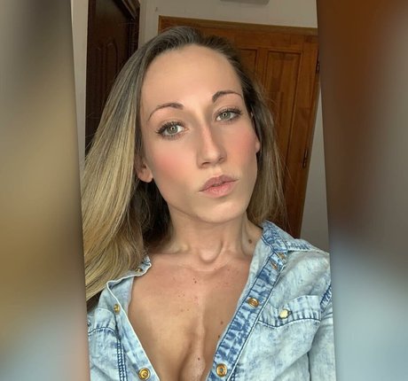 Reni Gendur onlyfans model images