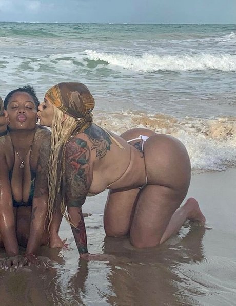 Avi Berri onlyfans leak ass