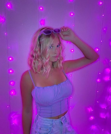 Ainsley Weaver boobs onlyfans