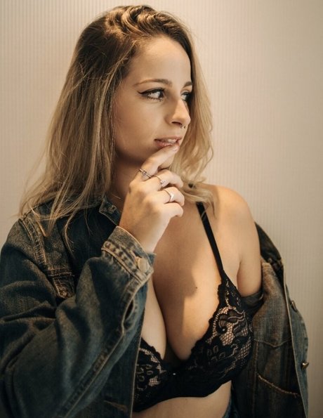 Thais Ferrari nude onlyfans