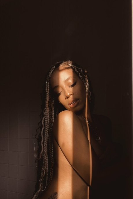 Giana Malise onlyfans strip tease