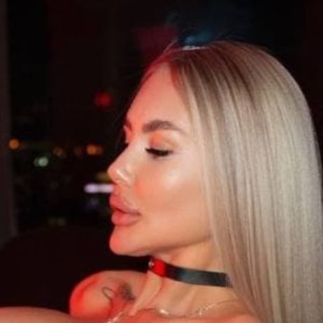 Georgia Simpson onlyfans boobs