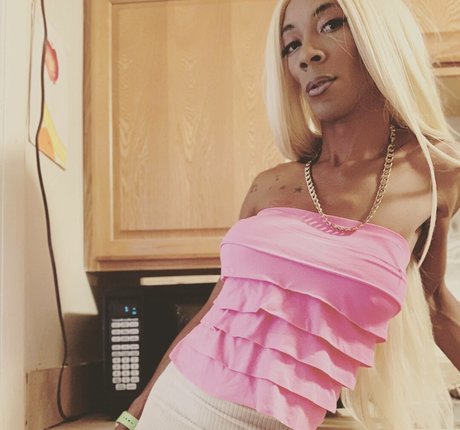 Capri Starr strip onlyfans