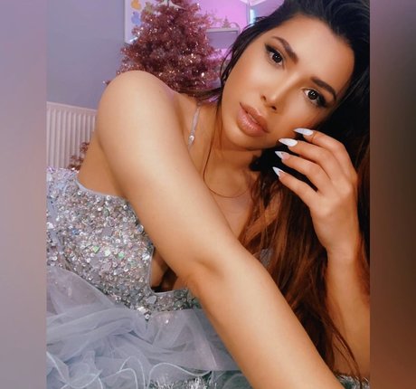 Mizz Ellaa ASMR  scan