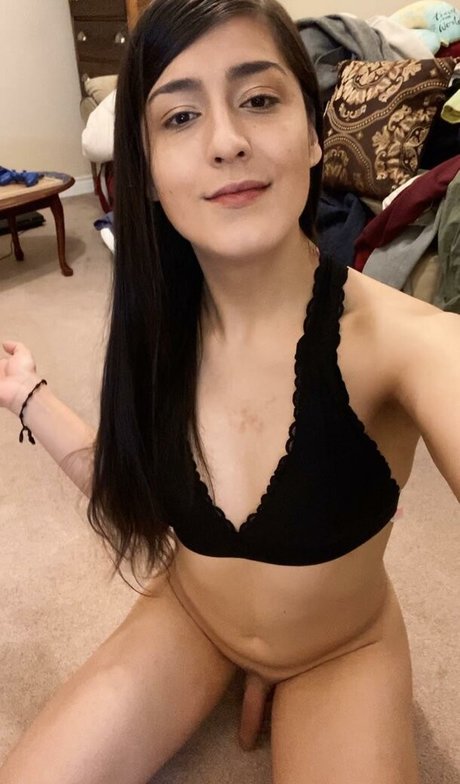 ellaisakittycat onlyfans striptease