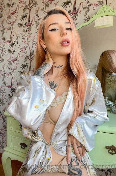 Izadora Ferrari onlyfans strip tease