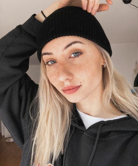 veylaneey only fans content