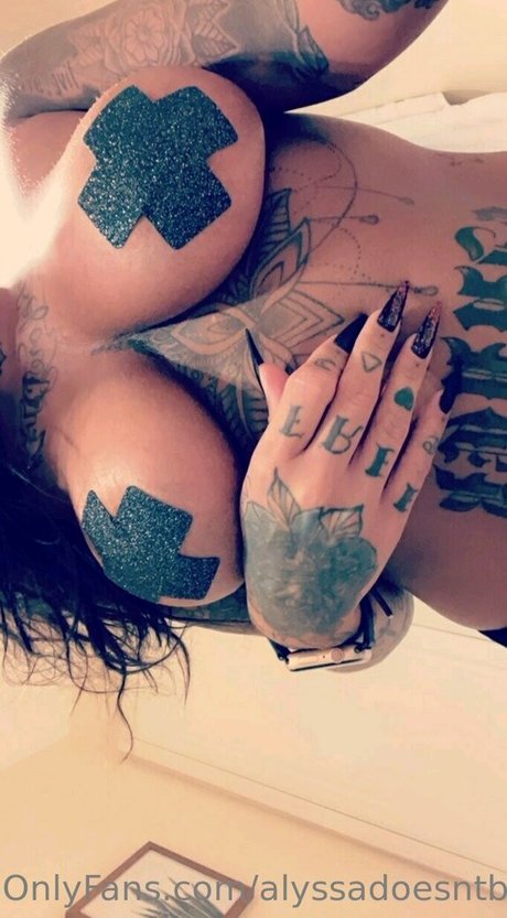 Alyssadoesntboost nude onlyfans leaks