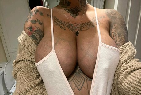 Alyssadoesntboost nudes onlyfans leak