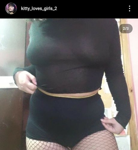 Kitty Loves Girls 2 onlyfans topless
