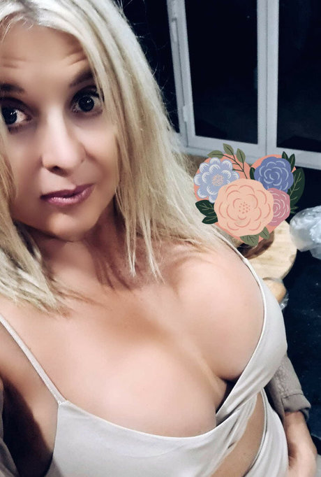 Helen Eleni onlyfans striptease