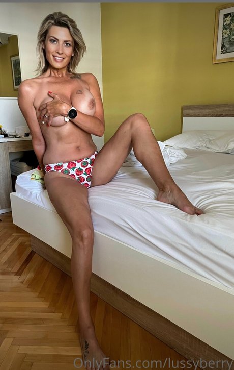 Lussyberry onlyfans strip