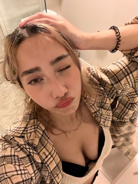 Sabrina Pezeshkian_ strip onlyfans