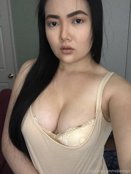 Rozie Reign XXX  selfie