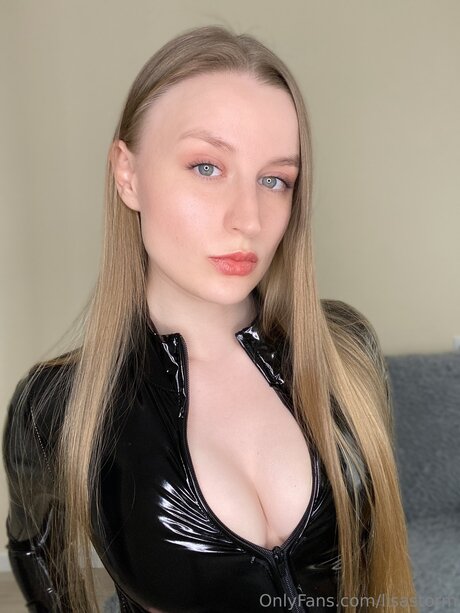 Lisastorm strip onlyfans