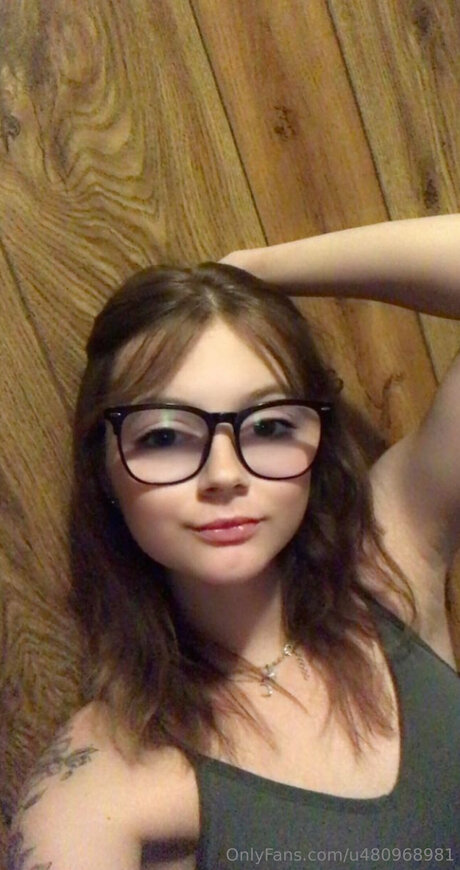 Elizarowe8383 onlyfans model photos