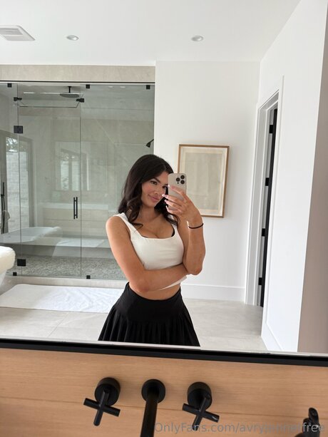 Avryjennerfree only fans pic