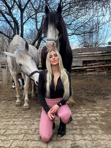 Leonie Sanders onlyfans leams