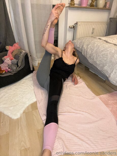 Leonie Sanders onlyfans leaked tits