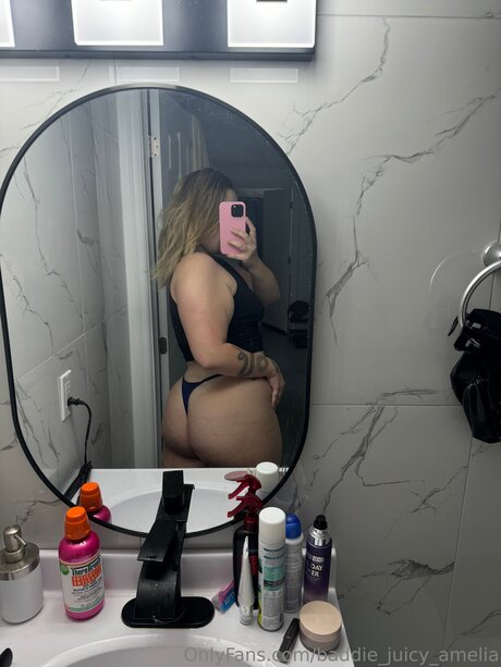 Baddie Juicy Amelia onlyfans nudes leak