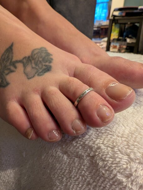 Barefoot Bunny B only fans nude