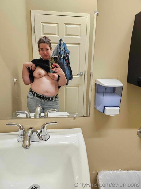 Eviemoons Profile image