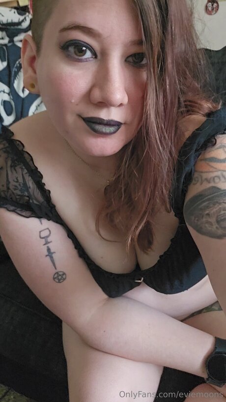 Eviemoons onlyfans desnuda