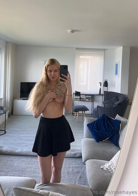 Petiterose19 onlyfans model photo