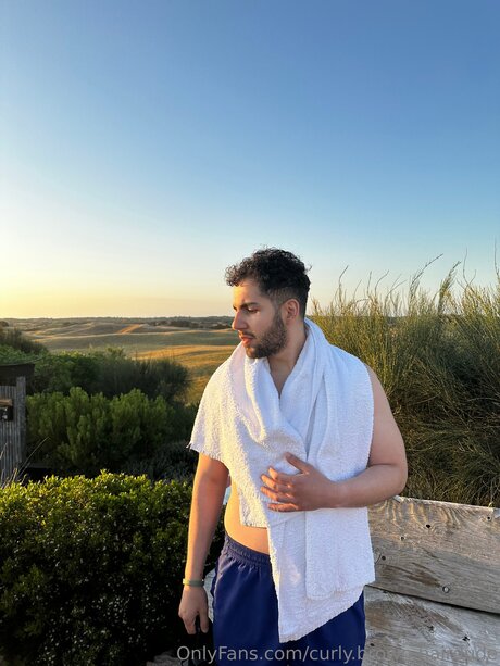 Curly Brown Hairdude onlyfans picture