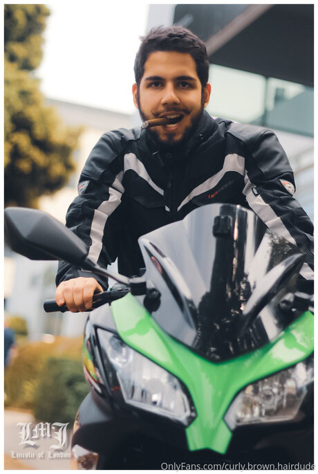 Curly Brown Hairdude onlyfans leams