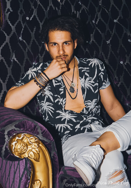 Curly Brown Hairdude onlyfans