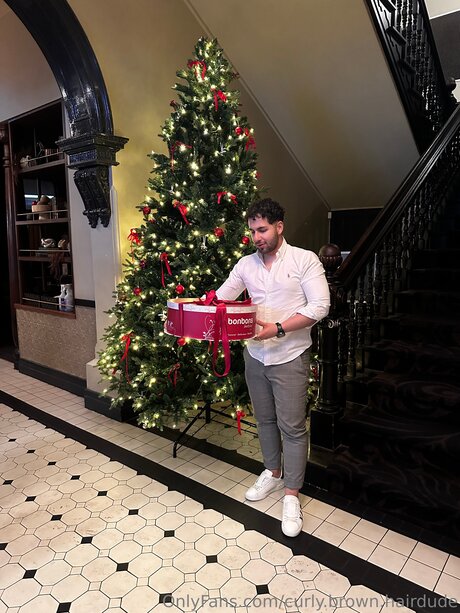 Curly Brown Hairdude onlyfans leak