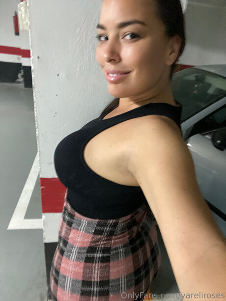 Yareliroses onlyfans explicit content