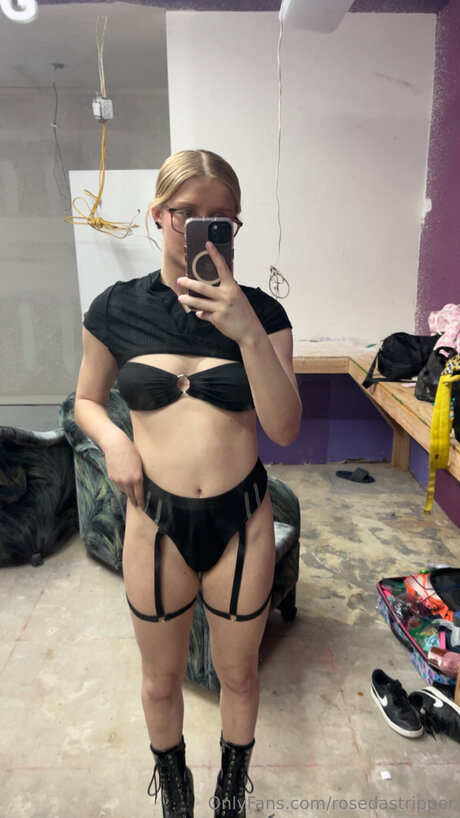 Rosedastripper only fans nudes