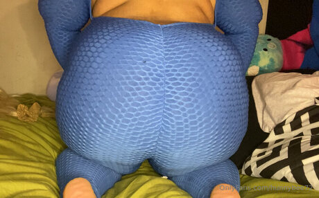 Hunnybee72 nude on onlyfans